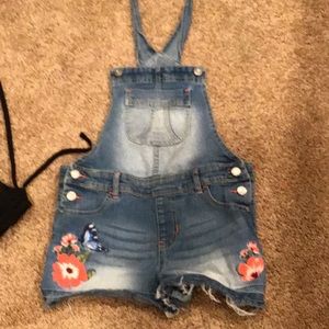 Short overalls with flowers on the side